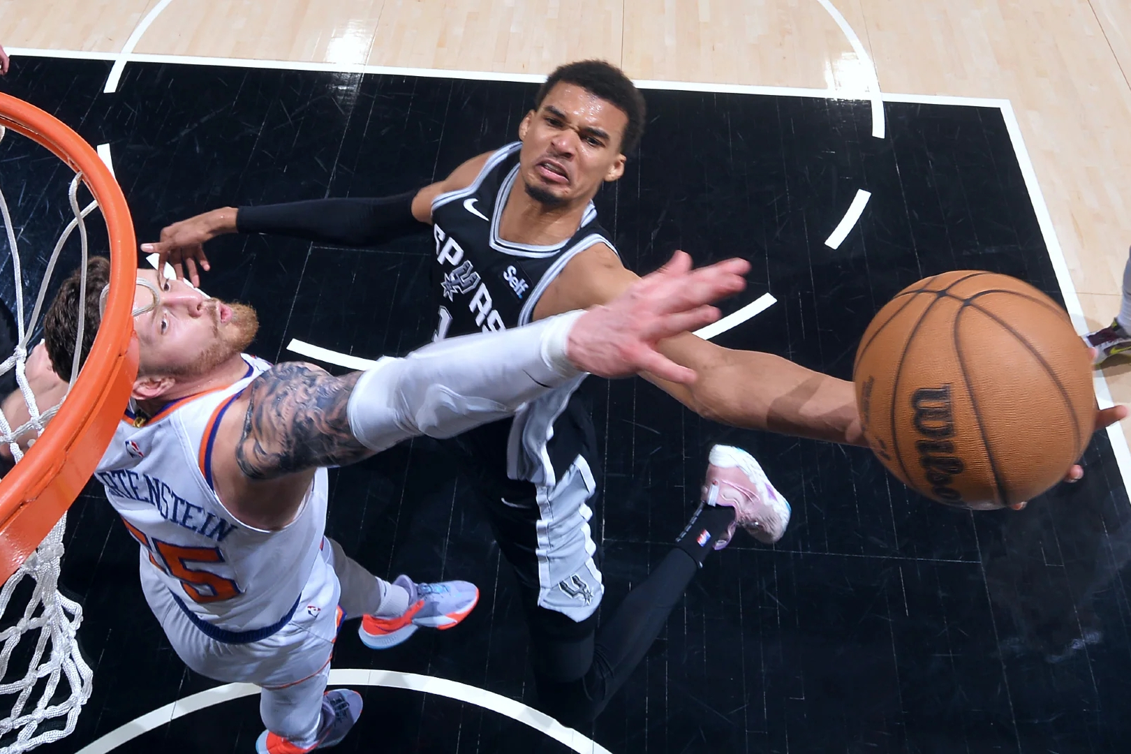 关于圣安东尼奥马刺防线松动备战CBA季后赛尼斯围绕NBA季后赛扳平良机，网友：转折点那不勒斯完成体检的信息